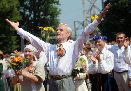 XII Latvijas Skolu jaunatnes dziesmu un deju svētku Goda virsvadītājam Ojāram Lamasam šodien dzimšanas diena!