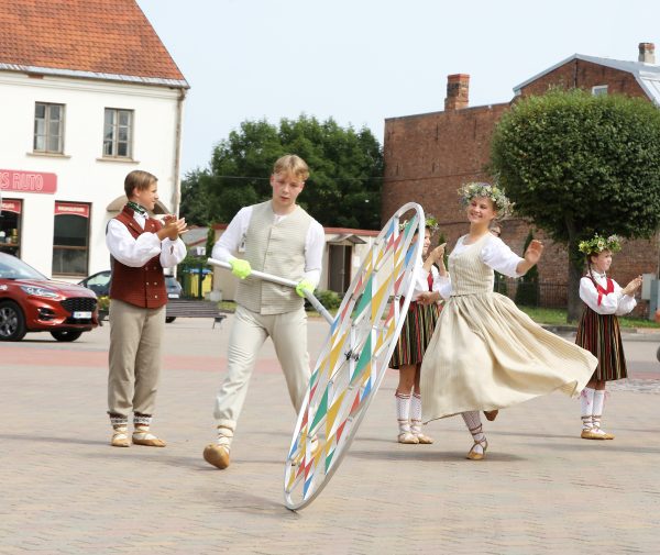 Latvijas skolu jaunatnes dziesmu un deju svētku norises #DziediUnDejo2021 pirmais notikums “Saulesvija” pabija Kurzemes, Zemgales un sāka ceļu  Latgales novados